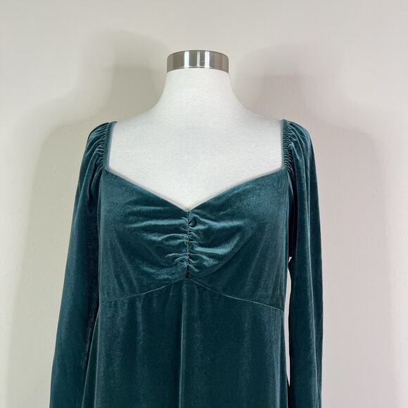 Boden | Sweetheart Forest Green Velvet Long Sleeve Plus Size Holiday Midi Dress - Picture 3 of 10